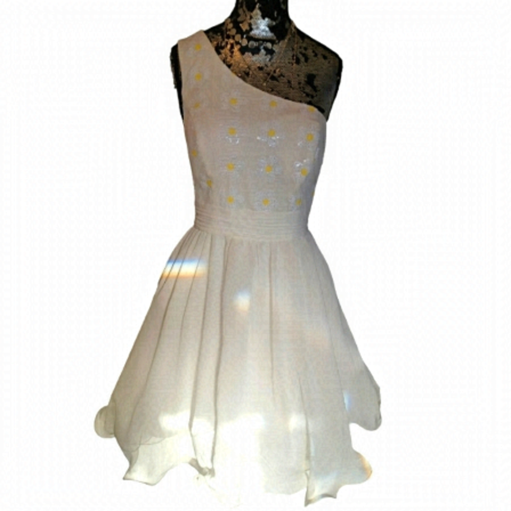CHI Chi London 1 Shouldered Sequined Daisy Patterned Dress with 3 layers ofTulle